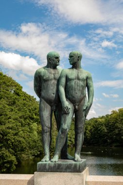 Oslo, Norveç - 16 Temmuz 2025 Gustav Vigeland 'ın ünlü Vigeland Parkı' ndaki ana köprüde yakın bir insan bağını temsil eden bronz bir heykeli..