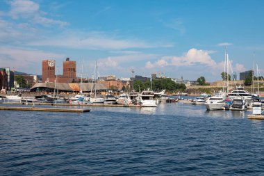 Oslo, Norveç - 16 Temmuz 2025: Güneşli bir günde ortaçağ Akershus Kalesi 'nin tarihi topraklarından görünen ikonik Oslo Belediye Binası' nın (Radhus) manzarası.