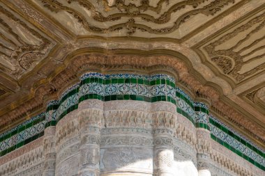 Osmanlı Rokoko mimarisinin bir başyapıtı olan Ahmed III Çeşmesi 'ndeki süslü ahşap işçiliğinin ve seramik fayansların ayrıntıları. İstanbul, Türkiye