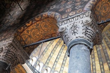 İstanbul, Türkiye - 4 Ekim 2025: Tarihi Ayasofya 'nın üst galerisindeki karmaşık Bizans mermer sütun başkentleri ve altın mozaiklerine yakından bakmak.