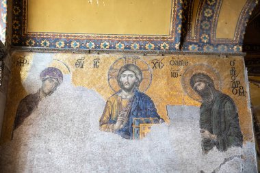 İstanbul, Türkiye - 4 Ekim 2025: Ayasofya 'nın üst galerisindeki tarihi Bizans Decsis mozaiği, İsa Pantokrator, Meryem Ana ve Vaftizci Yahya' yı resmediyor..
