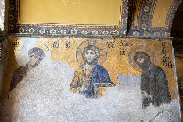 İstanbul, Türkiye - 4 Ekim 2025: Ayasofya 'nın üst galerisindeki tarihi Bizans Decsis mozaiği, İsa Pantokrator, Meryem Ana ve Vaftizci Yahya' yı resmediyor..