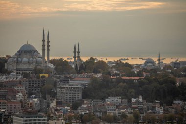 İstanbul, Türkiye - 6 Ekim 2025: Şanlı Süleyman Camii (Süleyman Camii), gün batımında kargo gemileriyle dolu kente ve Marmara Denizi 'ne tepeden bakan gökyüzüne hakim.