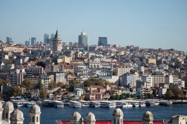 İstanbul, Türkiye - 6 Ekim 2025: Orta çağ simgesi olan ikonik Galata Kulesi, Altın Boynuz kıyısı ve yoğun inşa edilmiş Beyoğlu bölgesi silueti üzerinde yükseliyor..