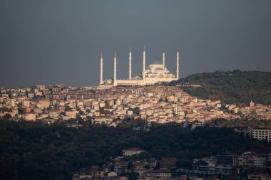 Türkiye 'nin en büyüğü olan İstanbul' un görkemli Camlica Camii (Camlica Camii), yoğun bir yerleşim alanının üzerindeki bir tepenin üzerinde duran Asya yakasının (Anadolu tarafının) siluetine hakim..