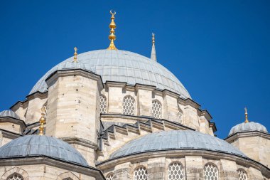 İstanbul, Eminonu 'daki tarihi Yeni Cami' nin (Yeni Cami) taş kubbeleri ve altın finalleri, Osmanlı İmparatorluk Camii 'nin İstanbul' daki Eminonu ilçesindeki