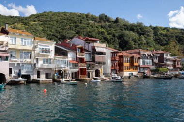 İstanbul, Türkiye - 5 Ekim 2025: Geleneksel, renkli ahşap Yali (rıhtım) evleri ve konutları doğrudan Boğaz boğazının kıyısında duruyor.