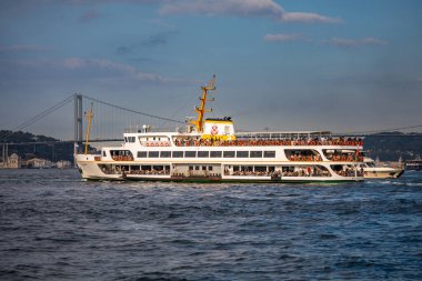 Büyük banliyö feribotu Boğaziçi Köprüsü 'nün altından geçiyor.