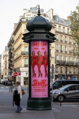 Paris, Fransa - 14 Kasım 2025: Tarihi bir Morris Sütunu (Colonne Morris) şehir merkezindeki Theatre du Chatelet 'te bir müzikalin reklamını yapıyor..