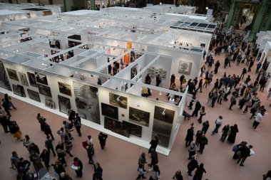 Paris, Fransa - 14 Kasım 2025: Paris Palais 2025 fuarındaki kalabalık ve labirent koridorlarını gösteren genel bir manzara.