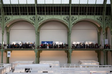 Paris, Fransa - 14 Kasım 2025: Paris Fotoğraf Sergisi sırasında Paris 'in tarihi kemerleri ve cam çatısı altındaki asma kat balkonunu ziyaretçiler doldurdu.