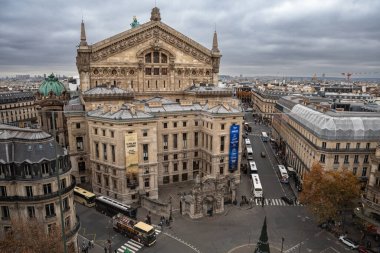 Paris, Fransa - 15 Kasım 2025: Palais Garnier 'i (Ulusal Opera) ve Haussmannian mimarisi ve trafik kavşaklarını bulutlu bir günde gösteren hava manzarası.