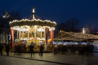 Vilnius, Litvanya - 7 Aralık 2025: Atlıkarınca, Noel pazarı tezgahları ve Katedral Meydanı 'ndaki tatil sezonu için dekore edilmiş ışık tesisleri.