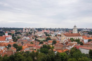UNESCO tarafından listelenmiş Vilnius Eski Kasabası 'nın manzaralı bir manzarasında yoğun tarihi binalar, Barok kilise kuleleri ve Theotokos Katedrali' nin büyük beyaz cephesi yumuşak, bulutlu bir gökyüzü altında sergilenmektedir..
