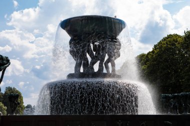Oslo, Norveç - 16 Temmuz 2025: Gustav Vigeland 'ın Frogner Park' ın merkezinde tasarladığı anıtsal çeşmeye bronz insan figürleri ve ağaç heykelleri yakın plan.