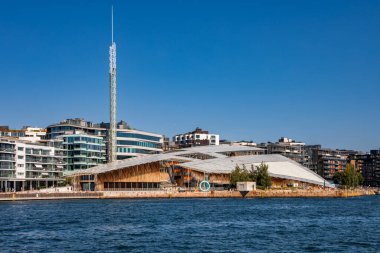 Oslo, Norveç - 17 Temmuz 2025: Renzo Piano tarafından tasarlanan Astrup Fearnley Müzesi 'nin yelken şeklindeki cam çatısı Tjuvholmen' de duruyor..