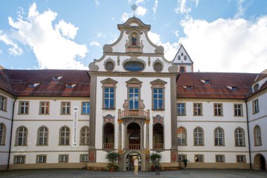 Fussen, Almanya - 19 Eylül 2023: St. Mang 'daki eski Benedictine Manastırı' nda bulunan Stadt Fussen Müzesi 'nin süslü beyaz cephesi ve süslü girişi.