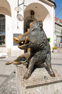 Münih, Almanya - 21 Eylül 2023: Meşgul Neuhauser Caddesi 'ndeki Alman Avcılık ve Balıkçılık Müzesi' nin önündeki bronz yaban domuzu heykelinin yakın görüntüsü.