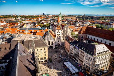 Münih, Almanya - 21 Eylül 2023: Yüksek bir görünüm Eski Şehir Salonu 'nu ve uzak ufukta görünen Bavyera Alpleri ile dolu Marienplatz meydanını gösteriyor.