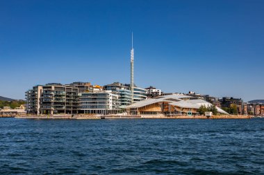 Oslo, Norveç - 17 Temmuz 2025: Renzo Piano tarafından tasarlanan Astrup Fearnley Müzesi 'nin yelken şeklindeki cam çatısı Tjuvholmen' de duruyor..