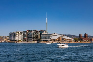 Oslo, Norveç - 17 Temmuz 2025: Renzo Piano tarafından tasarlanan Astrup Fearnley Müzesi 'nin yelken şeklindeki cam çatısı Tjuvholmen' de duruyor..