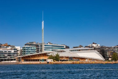 Oslo, Norveç - 17 Temmuz 2025: Renzo Piano tarafından tasarlanan Astrup Fearnley Müzesi 'nin yelken şeklindeki cam çatısı Tjuvholmen' de duruyor..