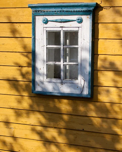 Geleneksel Litvanyalı ev detayı - pencere — Stok fotoğraf