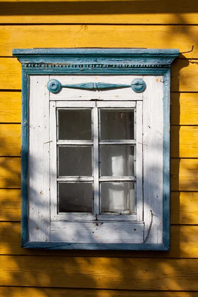 Detalle tradicional de la casa lituana - ventana —  Fotos de Stock