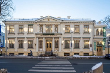 Klaipeda, Litvanya - 2 Şubat 2026: Liepu Caddesi 'ndeki Saat Müzesi' nin (Laikrodziu Muziejus) neoklasik cephesi, güneşli bir kış gününde heykeller ve güneş saati.