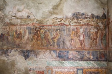 Pompeii, İtalya - 05 Kasım 2022: Pompeii arkeoloji sahasındaki mitolojik sahneleri resmeden Siricus Evi 'nden ayrıntılı bir anlatı duvarı resmi.