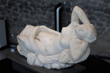Pompeii, İtalya - 05 Kasım 2022: Pompeii arkeoloji sahasında sergilenen Hermaphroditus 'un uzanan figürünü gösteren antik bir Roma mermer heykeli.
