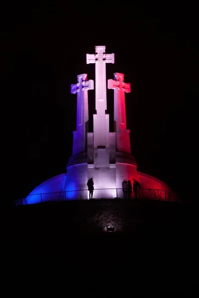 Wilno Litwa Listopada 2015 Pomnika Trzech Krzyży Był Oświetlony Barwach — Zdjęcie stockowe
