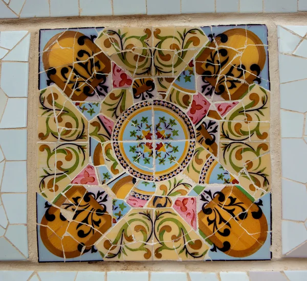 Ceramic mosaics in Park Guell by Antoni Gaudi — Stock Photo, Image