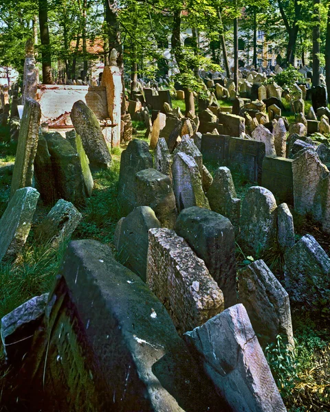 Прага - еврейское кладбище — стоковое фото