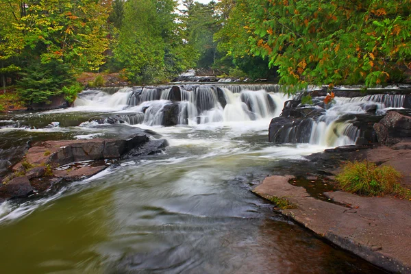 ボンドは、ミシガン州の滝を滝します。 — ストック写真