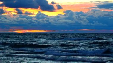 zonsondergang over lake superior golven