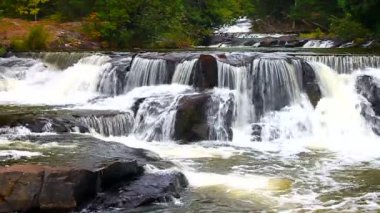 river rapids düşen Bond