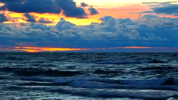 Západ slunce nad jezerem superior vlny — Stock video