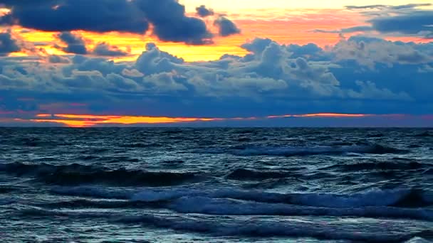 Zonsondergang over lake superior golven — Stok video