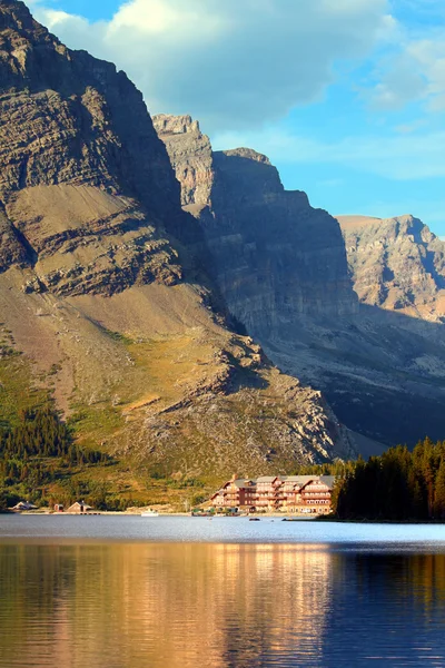 Vele gletsjer hotel op swiftcurrent meer — Stockfoto