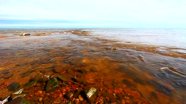 Kızılcık nehir ve Superior Gölü — Stok video