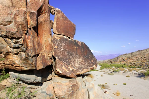 ネバダ州の砂漠の岩面彫刻 — ストック写真