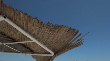 Mavi gökyüzü üzerinde thatched çatı