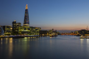 London, Büyük Britanya - 14 Mayıs 2016; Londra, İngiltere'de gün batımında New London şehir manzarası