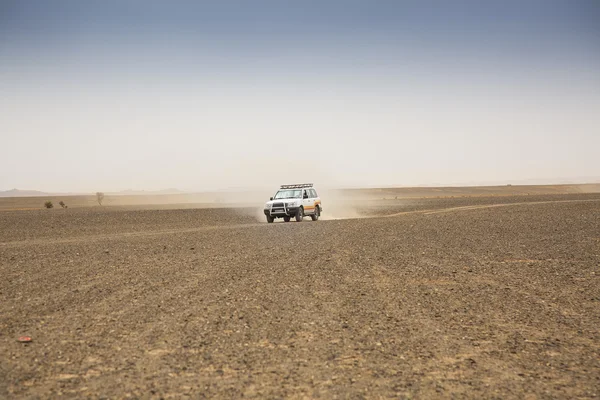 Poušť a auto — Stock fotografie