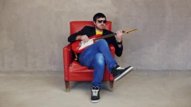 Şarkıyı çalmaya müzisyen