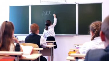 Kız öğrenci okula geri yazma