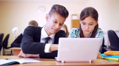 Tamam gösterilen laptop, yazarak öğrenciler kayıt