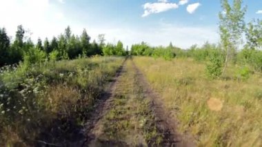 Bisiklet sürme arkadan görünüm