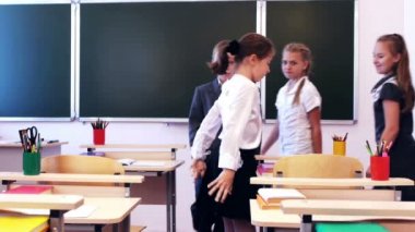 Öğrenciler sınıfta yürüyüş